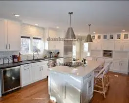 угловая кухня с островом Сити